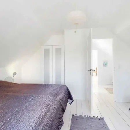 Lovely House By The Water With Cozy Courtyard Ferienhaus