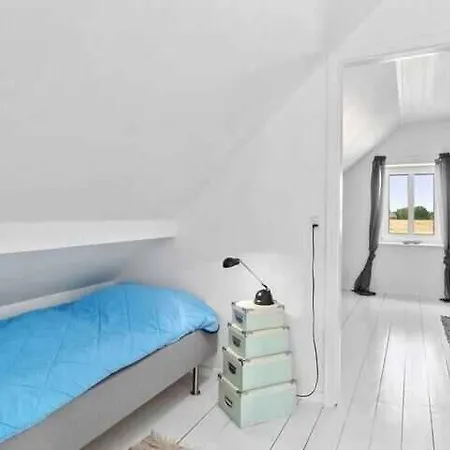 Lovely House By The Water With Cozy Courtyard Сasa de vacaciones *
