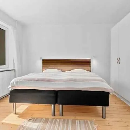 Lovely House By The Water With Cozy Courtyard Сasa de vacaciones Thyholm