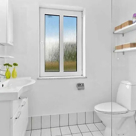 Сasa de vacaciones Lovely House By The Water With Cozy Courtyard *