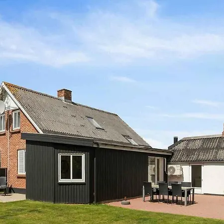 Lovely House By The Water With Cozy Courtyard *